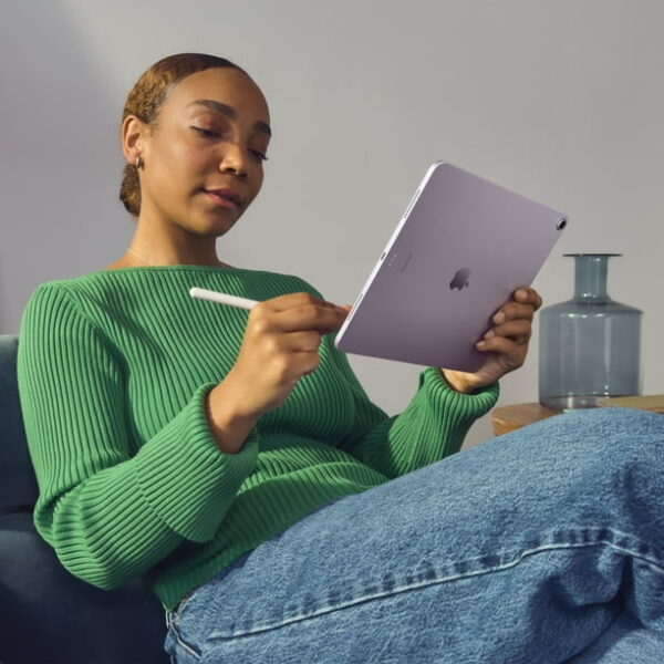 Apple Pencil Pro: Advanced Tools, Pixel-Perfect Precision, Tilt and Pressure Sensitivity, and Industry-Leading Low Latency for Note-Taking, Drawing, and Art. Attaches, Charges,...