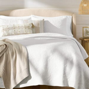 Better Homes & Gardens Floral Matelasse Quilt, White, Full/Queen, All Ages
